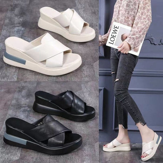 Sandalias modernas de punta abierta con un tacón medio de 7 cm.