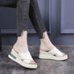 Sandalias modernas de punta abierta con un tacón medio de 7 cm.