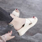 Sandalias modernas de punta abierta con un tacón medio de 7 cm.