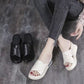Sandalias modernas de punta abierta con un tacón medio de 7 cm.