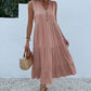 Vestido amplio con dobladillo a capas y detalle de botones